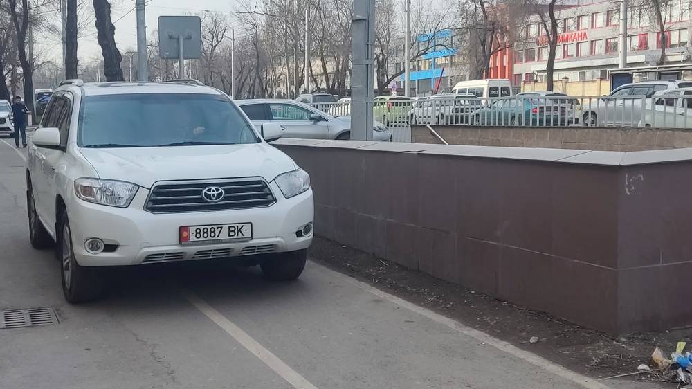 Водители продолжают ездить по тротуару на Айтматова. Фото