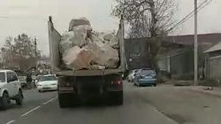 «Хово» везет камни без заднего борта. Видео