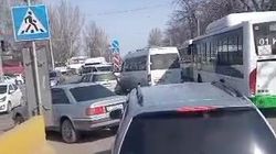 Водители маршруток №260 продолжают поворачивать со второго ряда. Видео