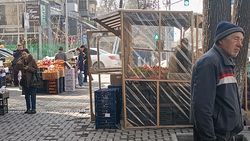 Стихийных торговцев и павильон на Токтогула все еще не убрали, - горожанин