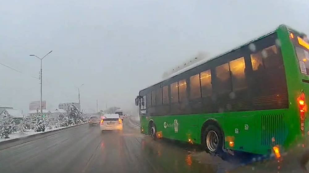 Автобус №152 опасно выехал с остановки, создав аварийную ситуацию. Видео