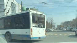 Троллейбус поворачивает со второй полосы. Видео