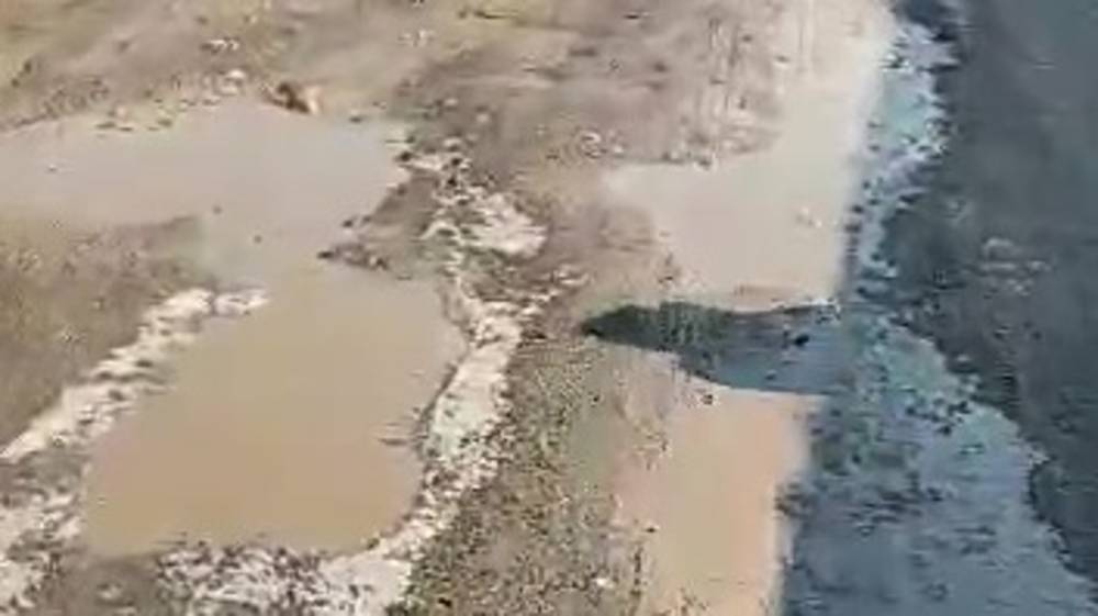 Дорога возле школы в Ак-Босого в ужасном состоянии. Видео жителя