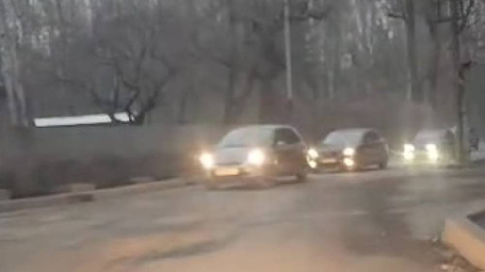 Асфальт на новой дороге возле Карагачевой рощи «смыло» дождями и снегом. Видео горожанина