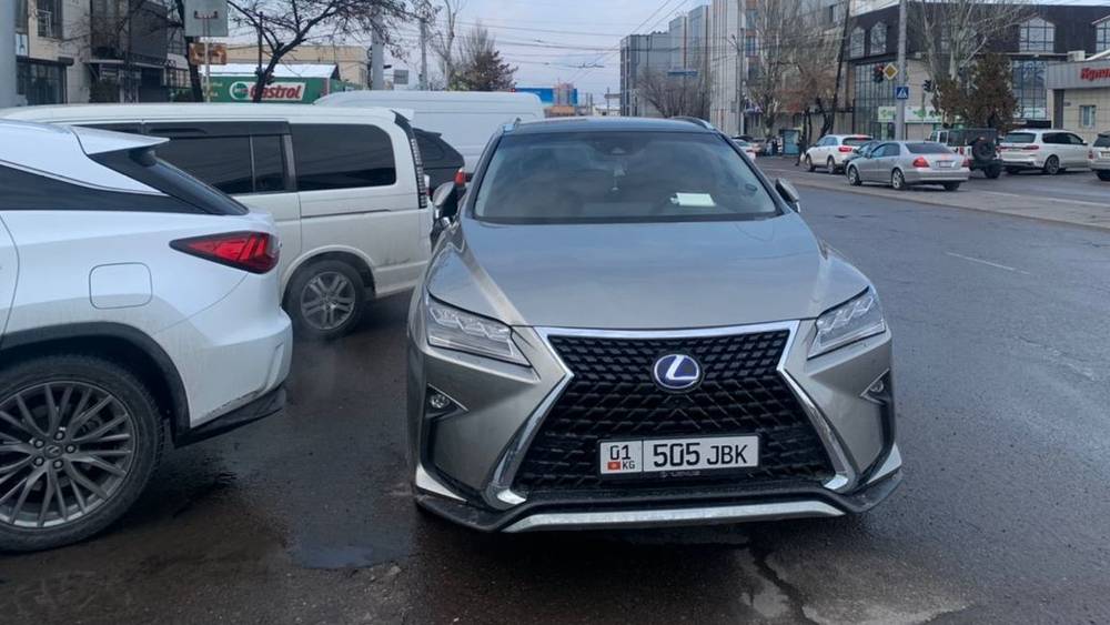 «Лексус» припарковали вторым рядом, заблокировав несколько машин. Фото горожанина