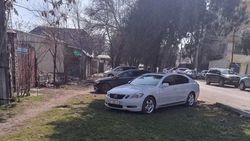 Зеленую зону на ул.Тыныстанова превратили в парковку. Фото