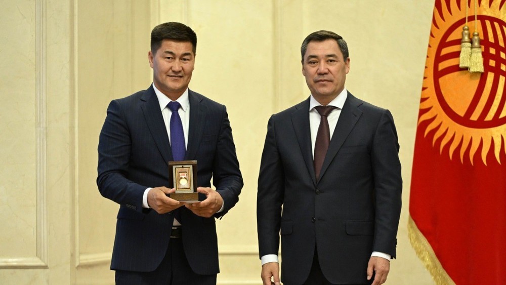 депутат Шайлообек Атазов и президент Садыр Жапаров