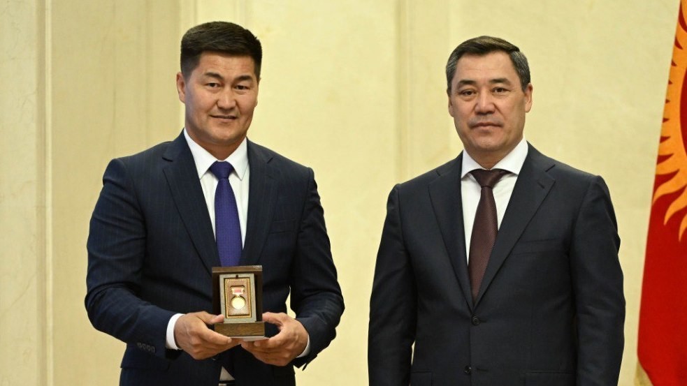 Шайлообек Атазов, Садыр Жапаров