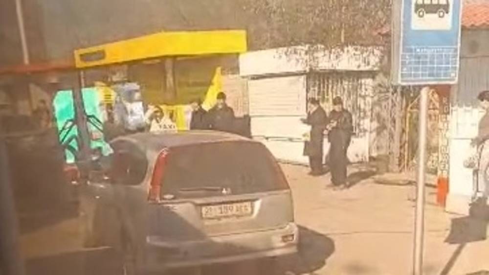 Остановки по Жибек Жолу заставлены таксистами. Видео горожанина