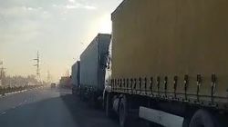 На ул.Профсоюзной припаркованные фуры заняли одну полосу. Видео