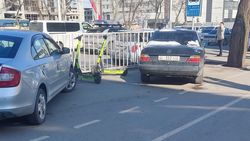Водители массово ездят по тротуару напротив Госрегистра. Фото горожанина