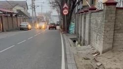 Почему на ул.Матросова нет тротуара? - горожанин. Видео