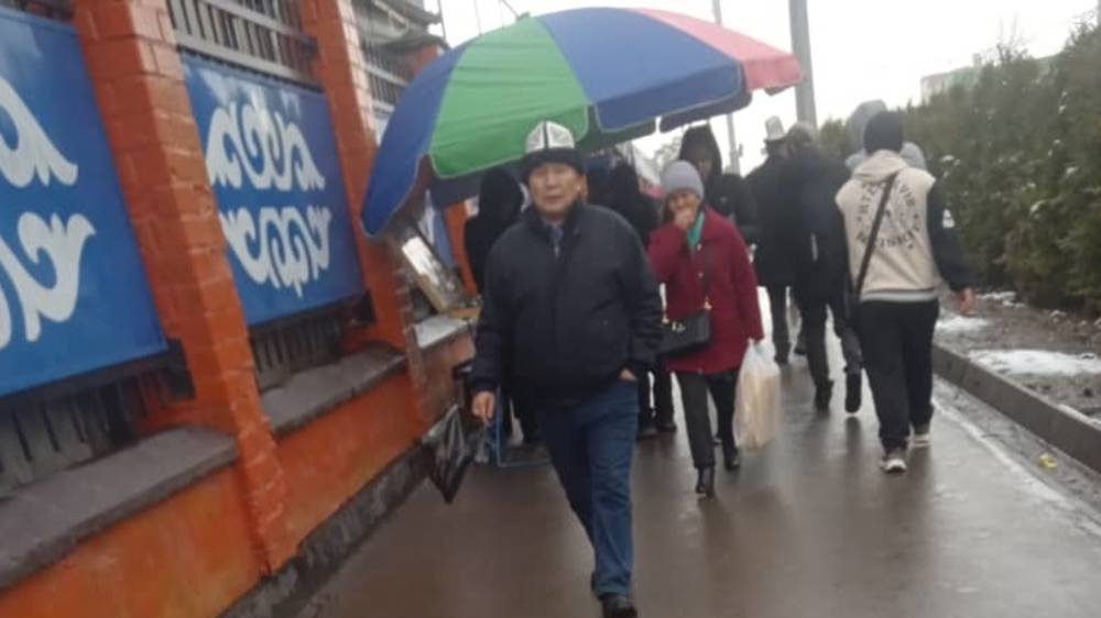 Будут ли штрафовать стихийных торговцев на тротуаре возле Ошского рынка. Фото горожанина