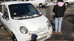 «Матиз» припарковали на «зебре». Видео