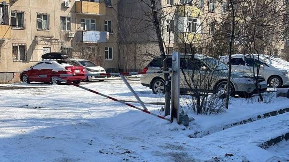 Жители 10 мкр снова установили шлагбаум, который мэрия демонтировала. Фото