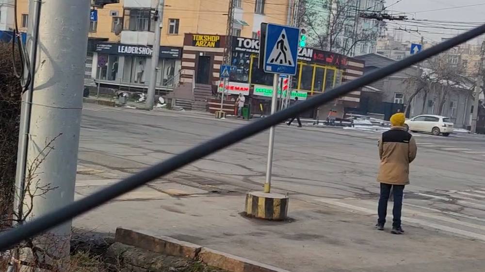 На Боконбаева свисает кабель. Видео