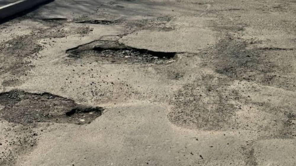 Горожанин жалуется на состояние дороги в 10 мкр. Фото