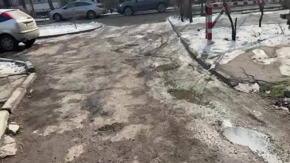 Во дворе дома по проспекту Чуй нет тротуара. Видео горожанки
