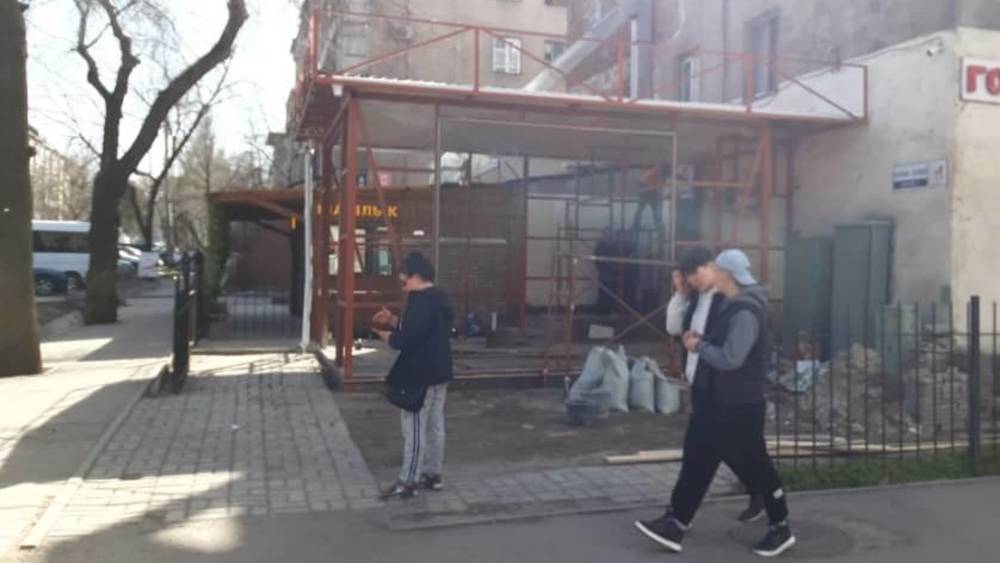 Железобетонная постройка в зеленой зона на ул.Калыка Акиева. Фото горожанина