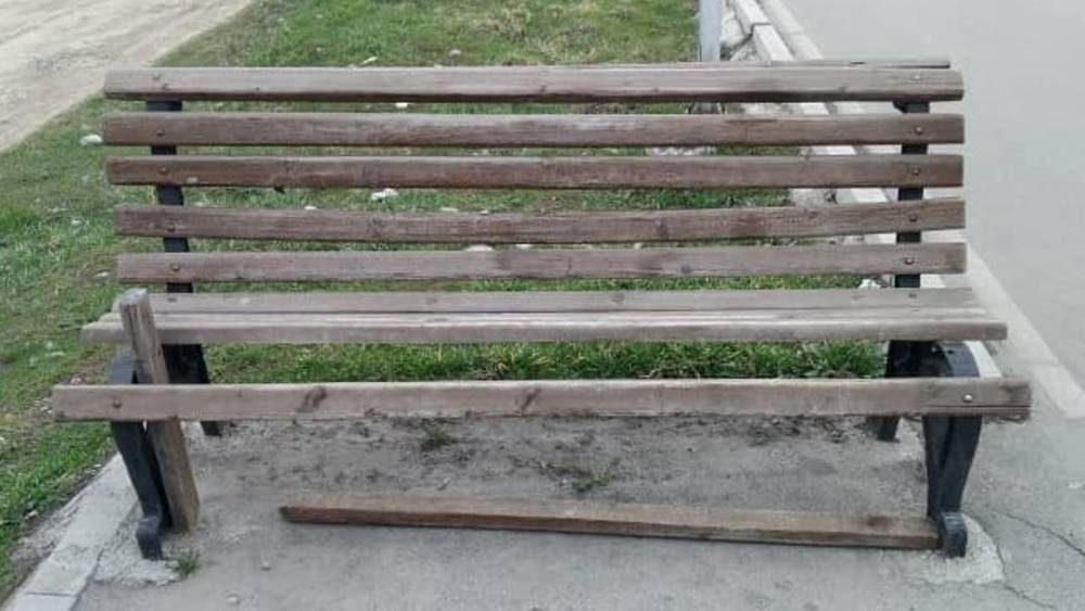 На Южной магистрали сломана скамейка. Фото