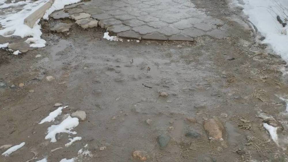 Горожанин жалуется на состояние тротуара на Ахунбаева. Видео