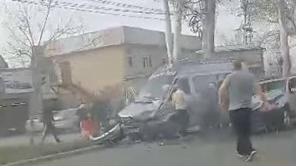 На Тоголок Молдо столкнулись BMW Х5 и маршрутка. Видео с места аварии