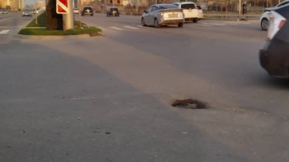 На дороге по Южной магистрали образовалась яма. Фото