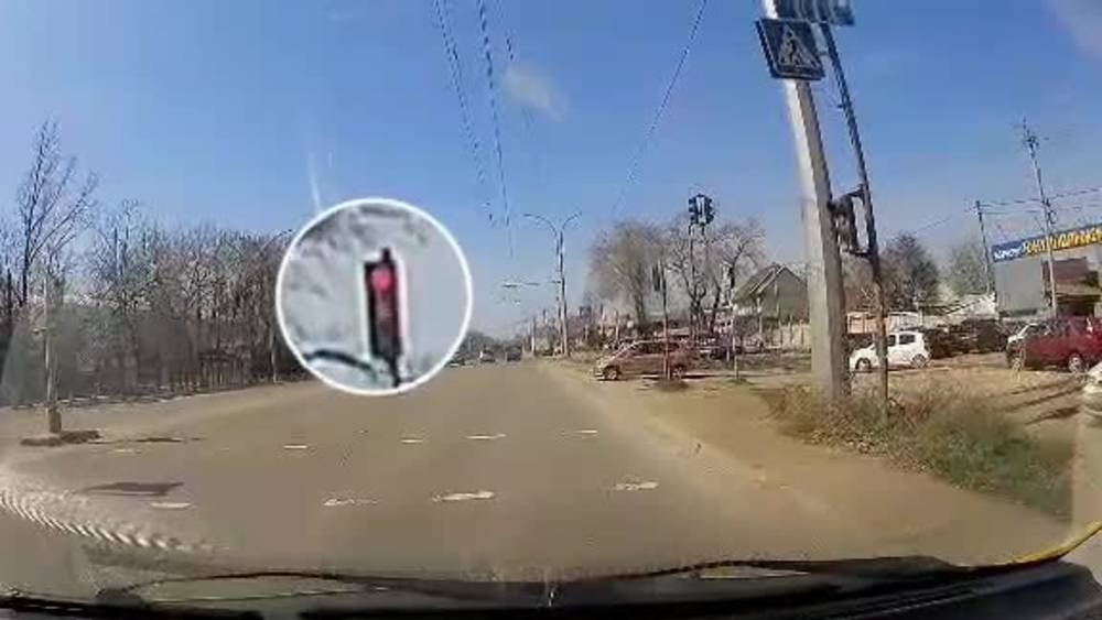 Автобус №17 проехал на красный. Видео