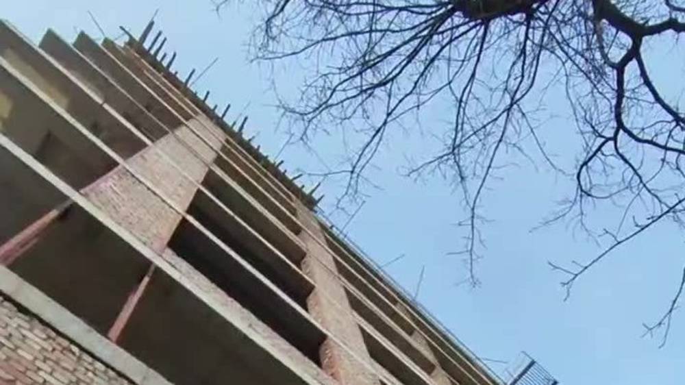 У стройки на ул.Кулатова нет навеса над тротуаром. Видео горожанина