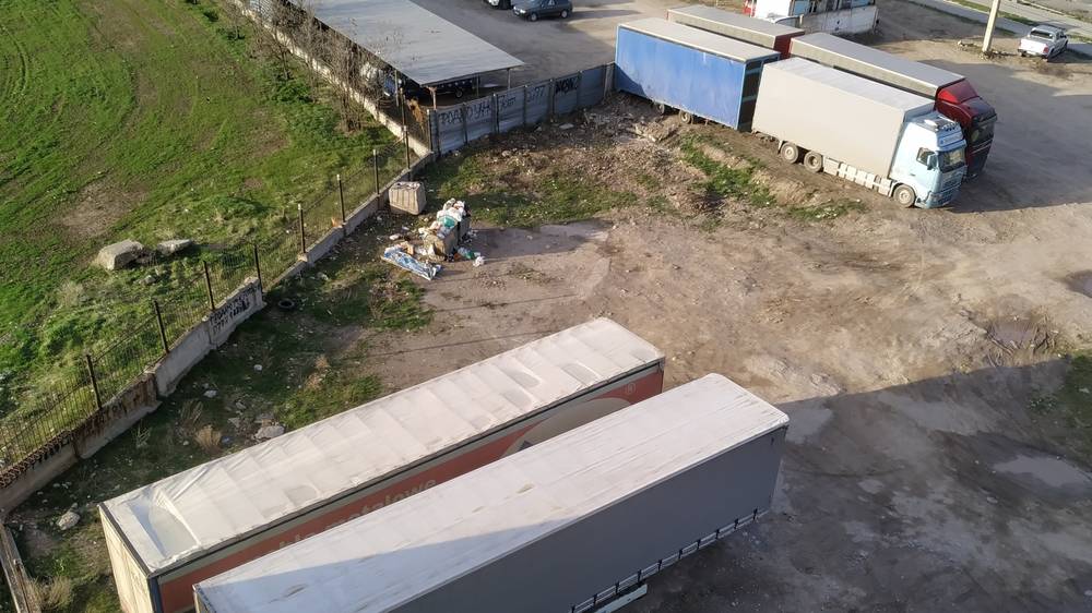 В зеленой зоне на ул.Тыналиева организовали стоянку для фур. Фото горожанина