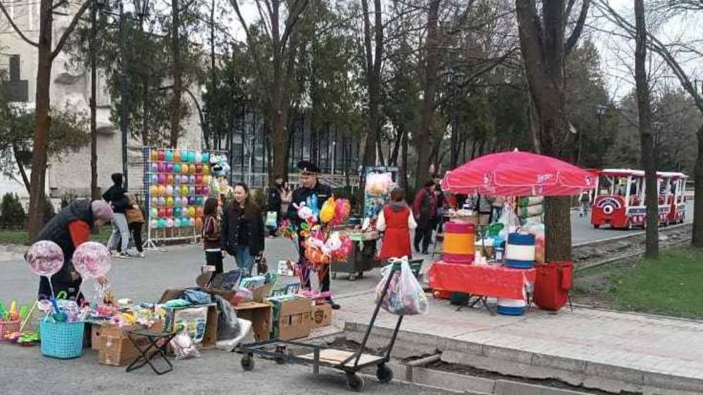 Горожанин жалуется на стихийную парковку около парка Панфилова. Фото