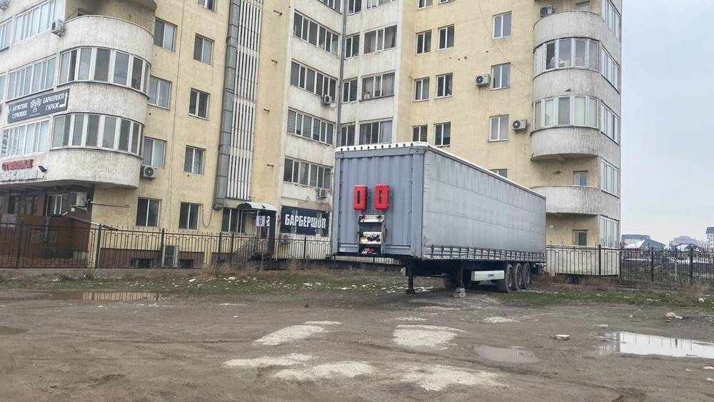 В зеленой зоне в Джале организовали стоянку для фур. Ответ мэрии