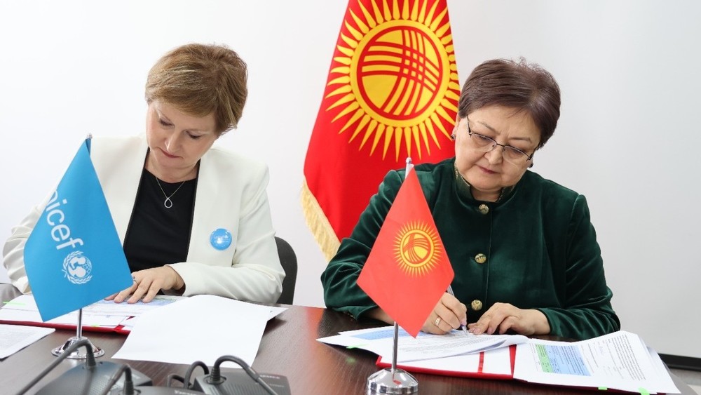 Эмгек министрлиги менен ЮНИСЕФ балдарды коргоо жаатында эки жылдык кызматташуу планына кол коюшту