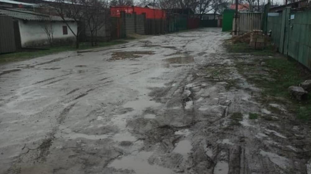 Житель Газгородка жалуется на состояние дорог. Фото