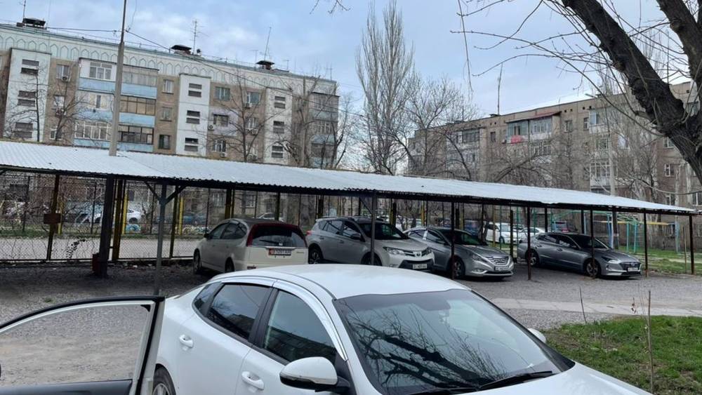 Законно ли во дворе дома в Аламедине-1 установили навес и шлагбаум? - горожанин