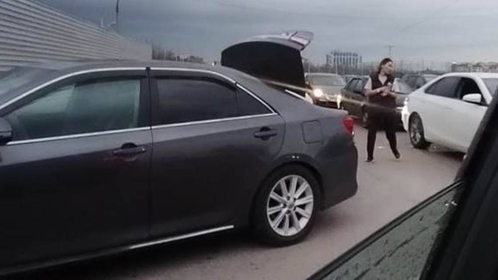 На Южной магистрали девушки раздавали воду и финики застрявшим в пробке во время ифтара. Фото горожанина