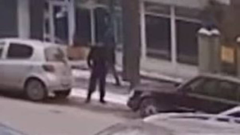 Парень вскрыл машину и украл сумку. Видео