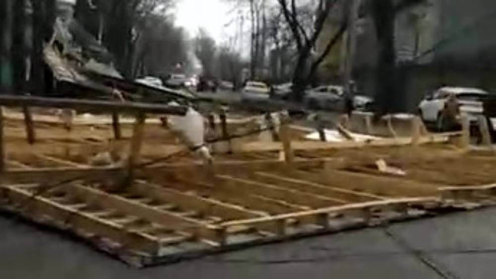 Дорогу по Советской перекрыла упавшая крыша дома. Видео