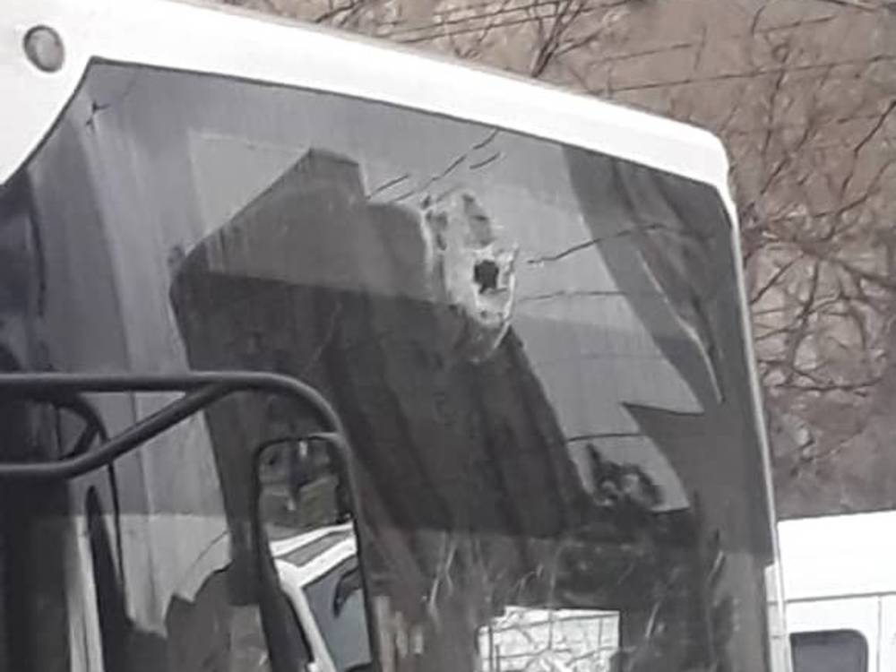 Жестяной забор попал в троллейбус. Среди пассажиров нет пострадавших, - мэрия