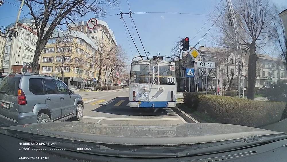 Водителя троллейбуса, выехавшего на красный, накажут