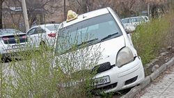 Таксист уснул за рулем и слетел с дороги на ул.Абая. Фото с места аварии