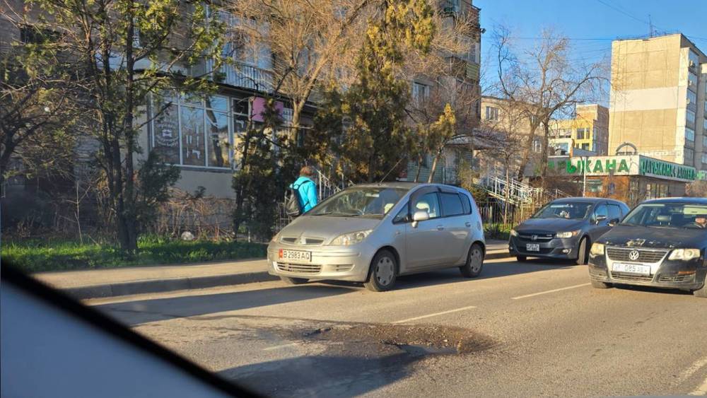 Огромные ямы на дороге по ул.Суеркулова. Фото