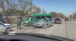 На Баха столкнулись маршрутка и BMW. Видео с места ДТП