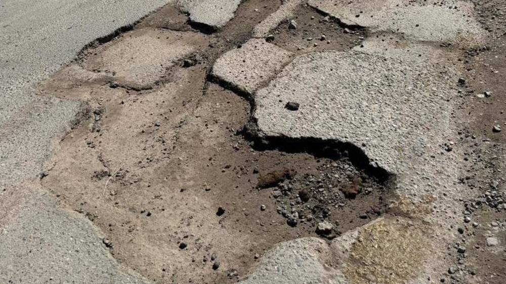 Дорога по ул.Панфилова в Канте вся в дырах. Фото горожанина