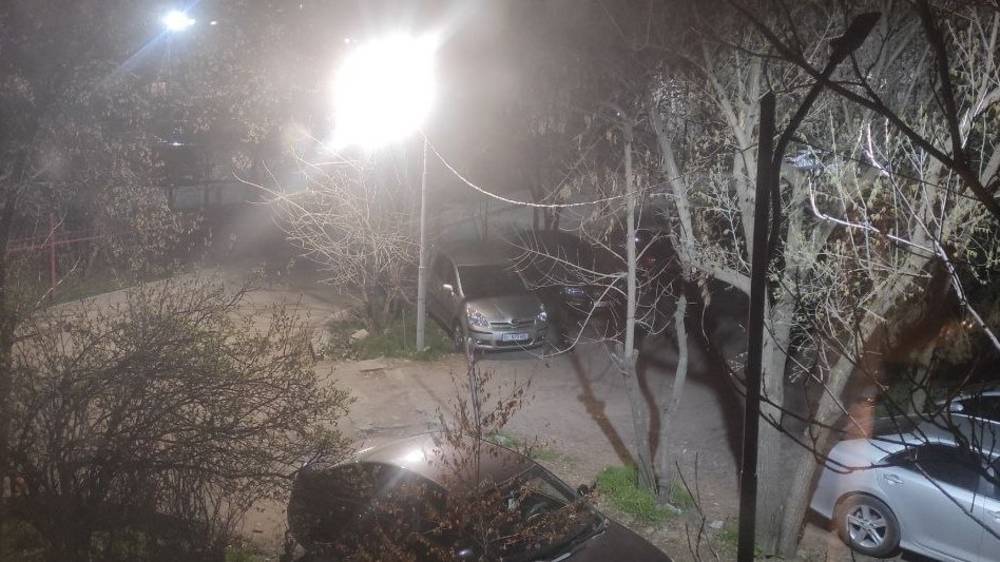 Во дворе дома на ул.Малдыбаева сделали фонарь, но направили его на окна жителей. Фото