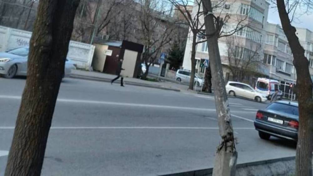 Бетонный столб возле школы №62 держится на проводах. Фото горожанина
