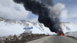 На перевале Ала-Бель горит фура. Видео