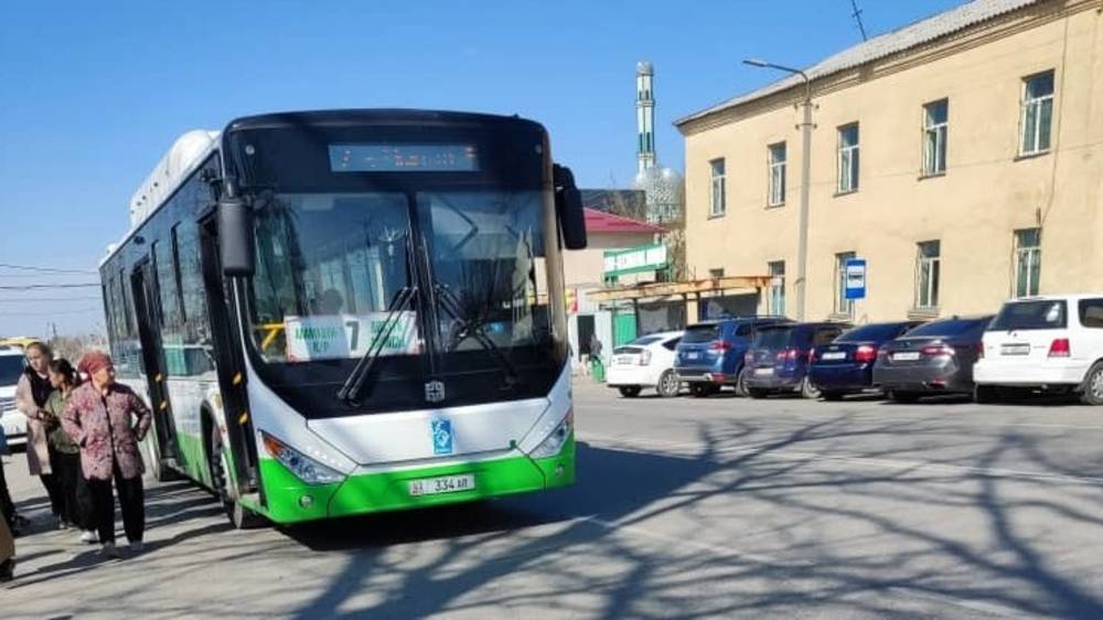 В автобусе №7 повесили нечитаемые QR-коды «Тулпар». Фото горожанина