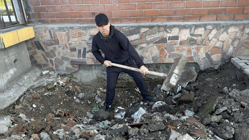 Неизвестные копают фундамент многоквартирного дома на Дэн Сяопина. Насколько это законно? - горожанин