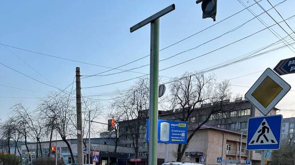 На ул.Токтогула слетел дорожный знак. Фото